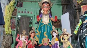 মাটি নয়, কাগজেই মা দুর্গা! ২২ কেজির প্রতিমায় বেনাচিতির শিল্পীর অভিনব চমক