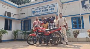 মুখে মাস্ক, পিঠে ব্যাগ! পুজোর ভিড়ে মিশে বাইক চুরি, সিসিটিভির সূত্রে গ্রেফতার ২
