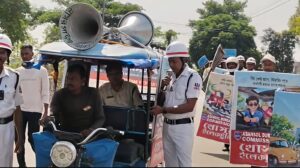 উৎসব মুহূর্তে বেপরোয়া গতিতে রাশ টানতে পথে নামল ট্রাফিক পুলিশ