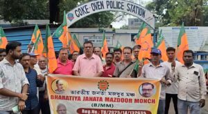 প্রধানমন্ত্রীর বাবাকে নিয়ে মন্তব্যের প্রতিবাদ, দুর্গাপুরে খাড়গের কুশপুতুল দাহ